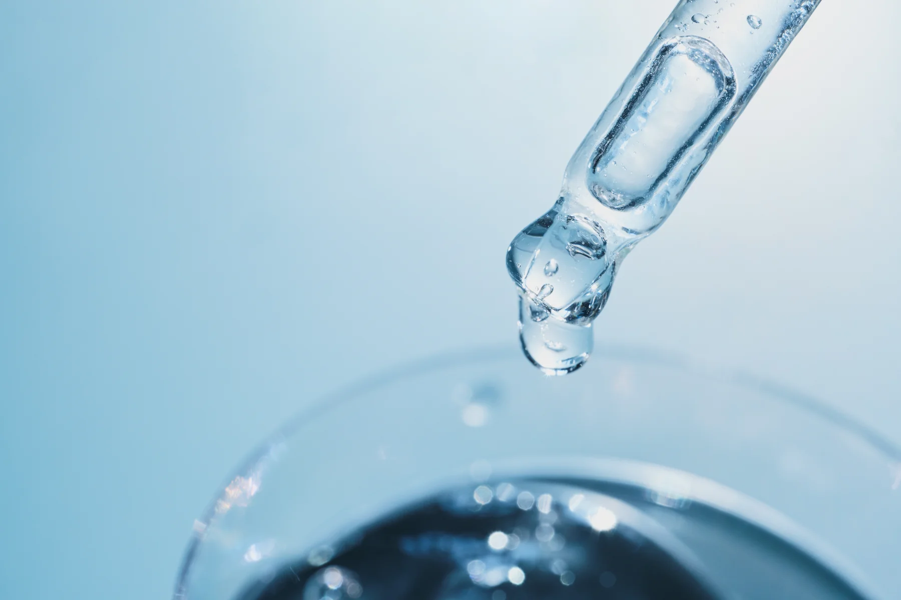 Pipeta dispensando una gota de líquido