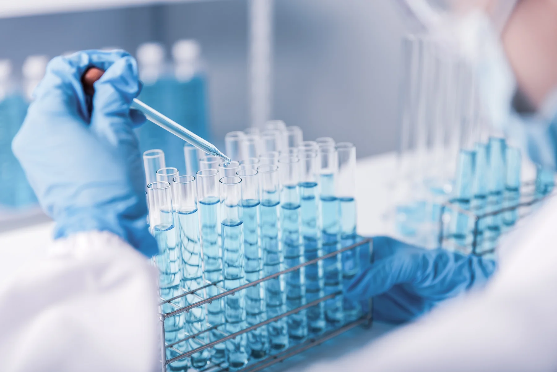 Ensayo de laboratorio con tubos de vidrio
