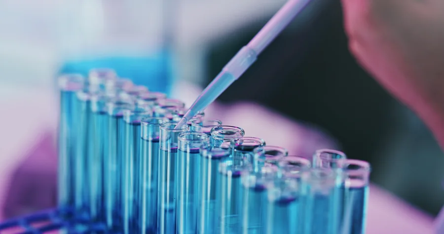 Pipeta y tubos de ensayo en laboratorio